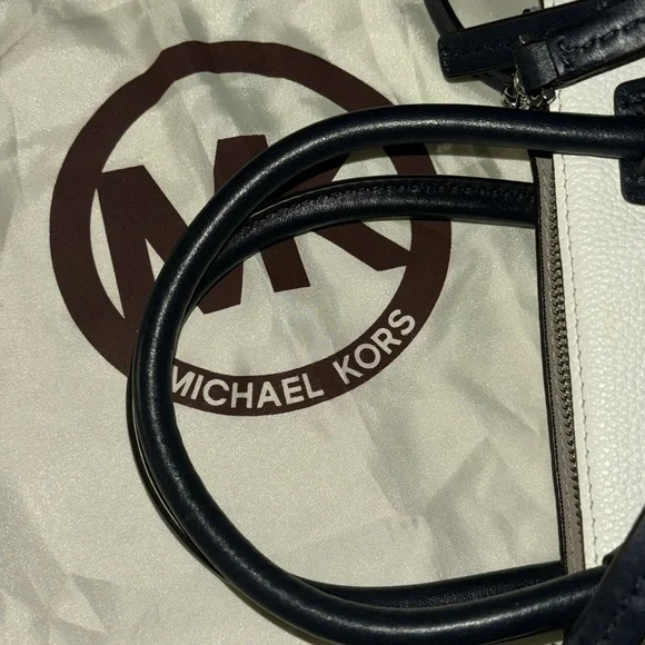 MICHAEL KORS CROSSBODY EUC WITH DUSTBAG - Picture 4 of 8